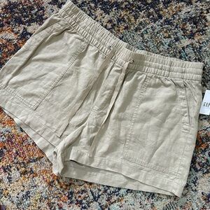Women’s GAP, NWT, size L, linen shorts with elastic waste, khaki color